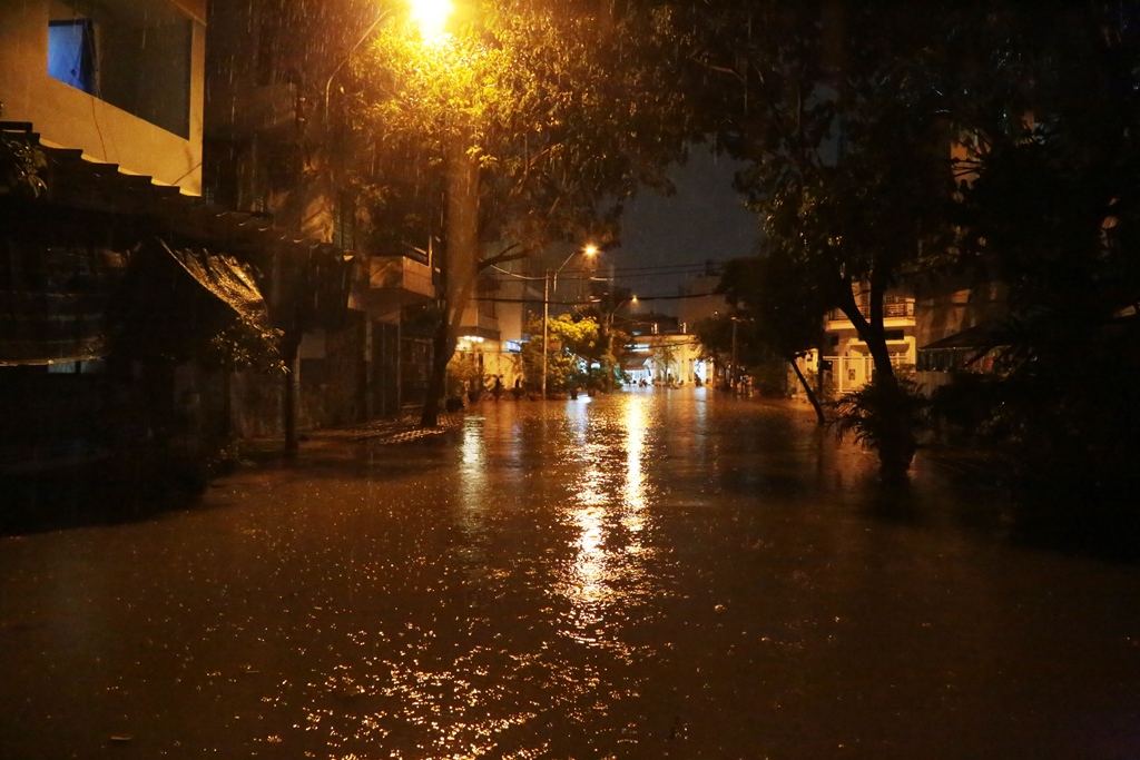 Mưa không lớn, đường Sài Gòn vẫn mênh mông nước