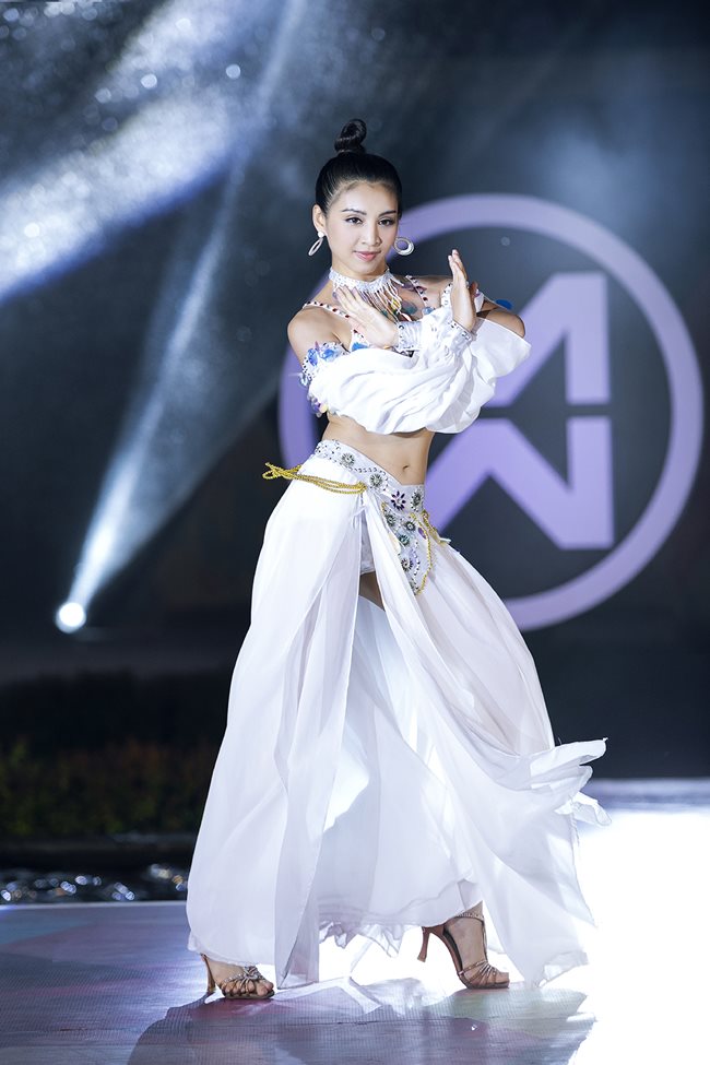 Thí sinh Miss World Việt Nam 2019 uốn dẻo, bất chấp sự cố khi thi tài năng - 1