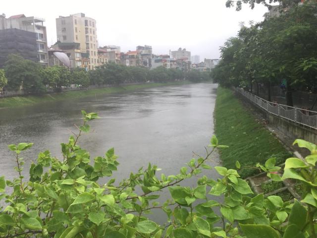 Sông Tô Lịch thay đổi bất ngờ sau bão số 3
