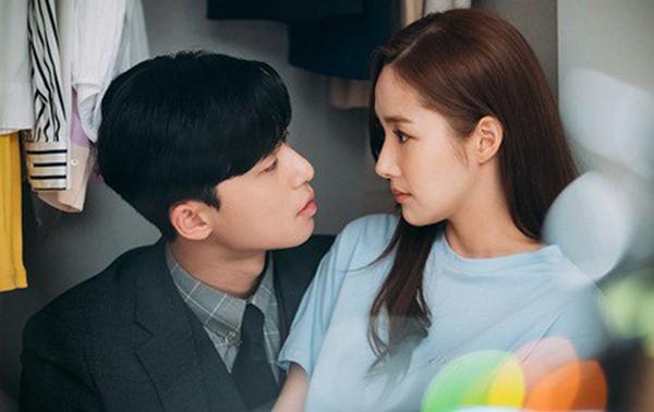 Vừa thấy con trai dẫn bạn gái về ra mắt, bố trốn tiệt trong phòng bật khóc vì sợ hãi… - 1