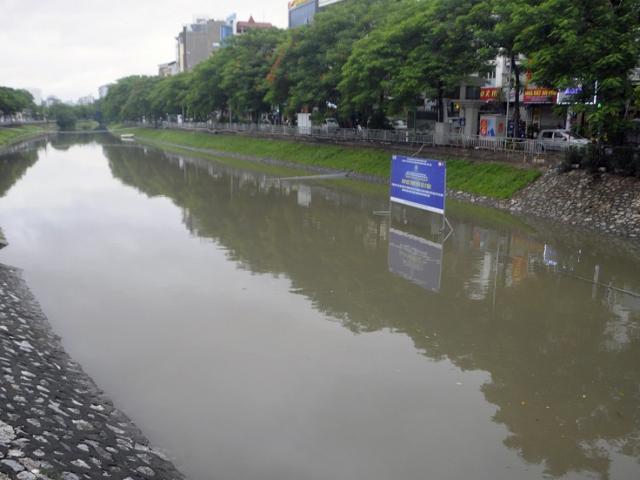Sông Tô Lịch nước chảy cuồn cuộn sau bão số 3, “bảo bối” của Nhật có ảnh hưởng?