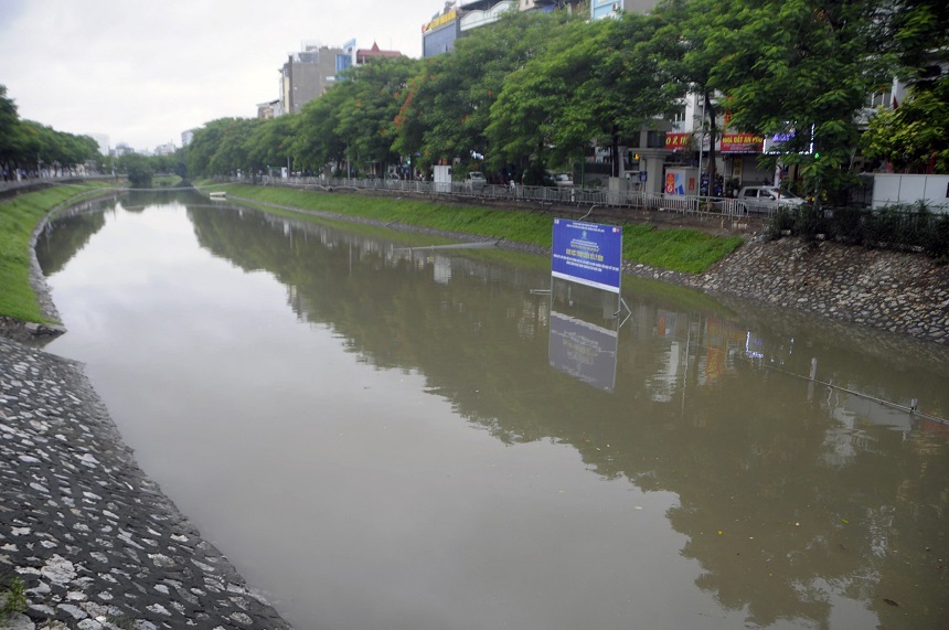 Sông Tô Lịch nước chảy cuồn cuộn sau bão số 3, “bảo bối” của Nhật có ảnh hưởng? - 1