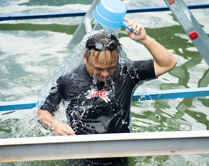 Clip: Xem chuyên gia Nhật Bản bơi lội, gội đầu bằng nước sông Tô Lịch - 1