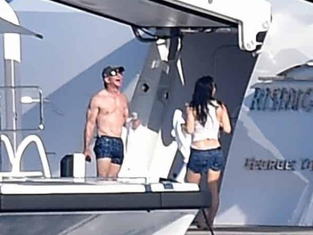 Ảnh: Người giàu nhất thế giới cởi trần khoe cơ bắp, lượn du thuyền xa xỉ cùng bạn gái
