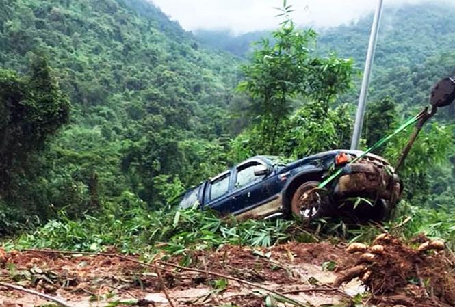 Xe của VNPT Lâm Đồng gặp nạn khi đi hỗ trợ vùng lũ, 4 người thoát chết - Tin tức