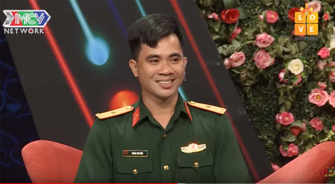 Bị bố thúc giục bấm nút hẹn hò, chàng trai bật khóc nức nở trên sân khấu - 1