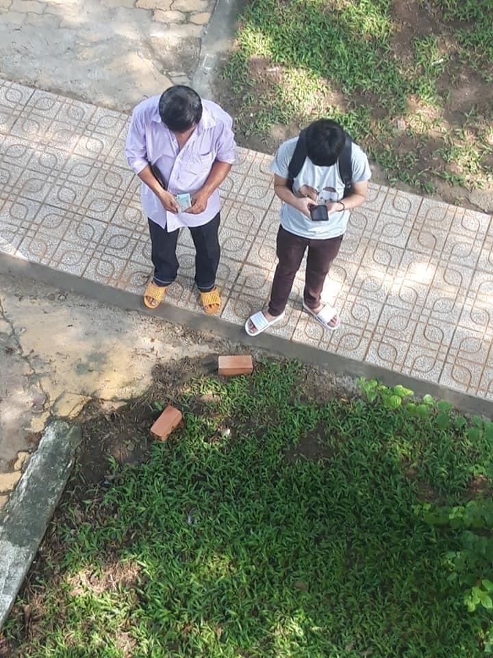 Cảm động hình ảnh cha đếm từng đồng tiền đưa con ngày nhập học - 1