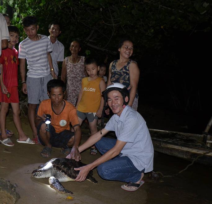 Lần đầu tiên bắt được rùa biển nặng 15 kg trên sông Hiếu - 1