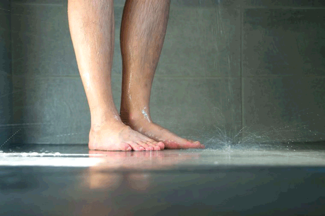 1. Chữa hôi chân: Khi tắm hãy kỳ cọ thật sạch lòng bàn chân, các kẽ ngón chân và lau thật khô khi rời nhà tắm. Trước khi xỏ tất, hãy bôi thuốc chống mồ hôi vào chân để luôn được khô ráo và không có mùi.
