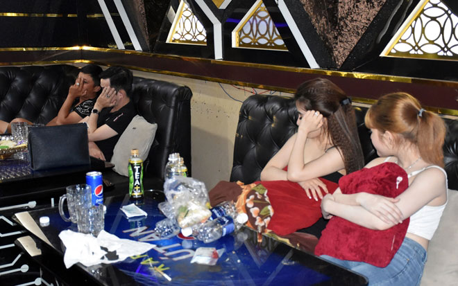 Nhiều “nam thanh nữ tú” bay lắc cùng ma túy trong phòng VIP karaoke - 1