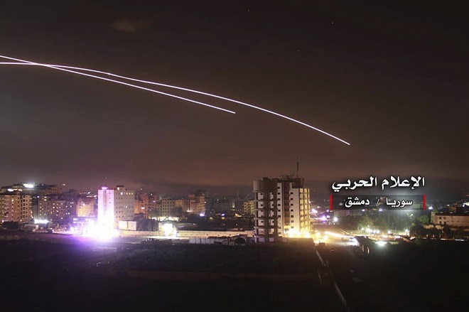 Israel dội bom dữ dội gần thủ đô Syria, “dằn mặt” Iran - 1