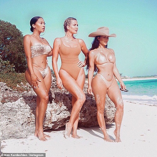 Kim Kardashian khuấy động mốt áo tắm màu nude - 1