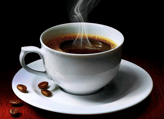 1. Cà phê: Nghiên cứu đã chỉ ra rằng những người uống cà phê thường xuyên làm giảm nguy cơ mắc bệnh gan, tiểu đường loại 2 và các rối loạn thần kinh. Nguyên nhân là do cà phê rất giàu chất chống oxy hóa. Tuy nhiên, không nên uống quá 4 tách cà phê mỗi ngày vì với hàm lượng quá nhiều làm tăng nguy cơ mắc ung thư gan.

