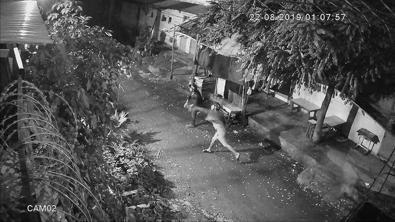 Hai vợ chồng cụ già bị khủng bố bằng sơn, gạch - 1