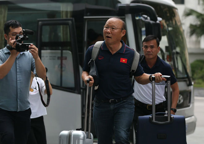 Văn Thanh, Đức Huy đeo balo chục triệu đồng trong ngày hội quân World Cup 2020 - 1