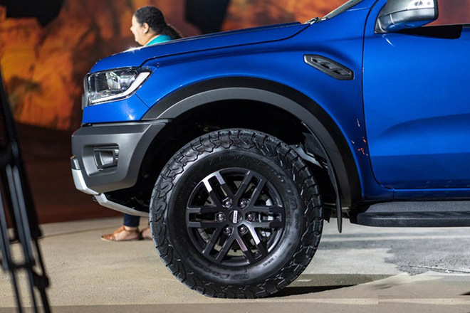 Ford Ranger Raptor 2019 thay đổi lốp xe mới và phản ứng của khách hàng - 1