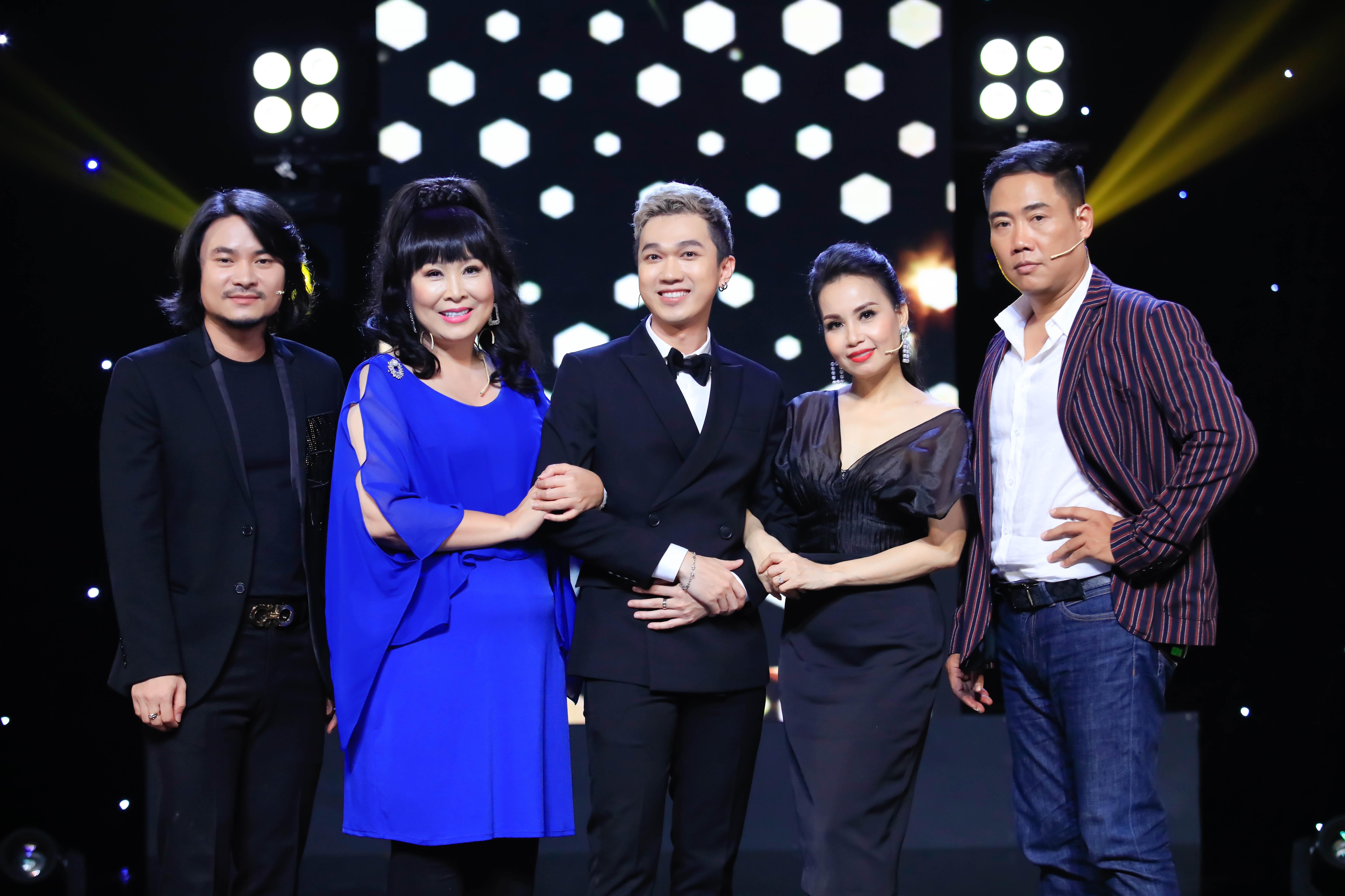 Tình cũ Ninh Dương Lan Ngọc bất ngờ "cưỡng hôn" Phương Trinh Jolie trên sân khấu - 1