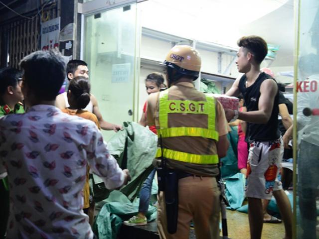 Ảnh: Tình người “toả sáng” giữa lúc ngọn lửa thiêu đốt nhà máy phích nước Rạng Đông