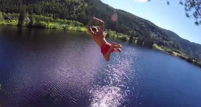 Môn thể thao chẳng khác nào tự tử: Nhảy xuống 10m úp bụng lên mặt nước - 1