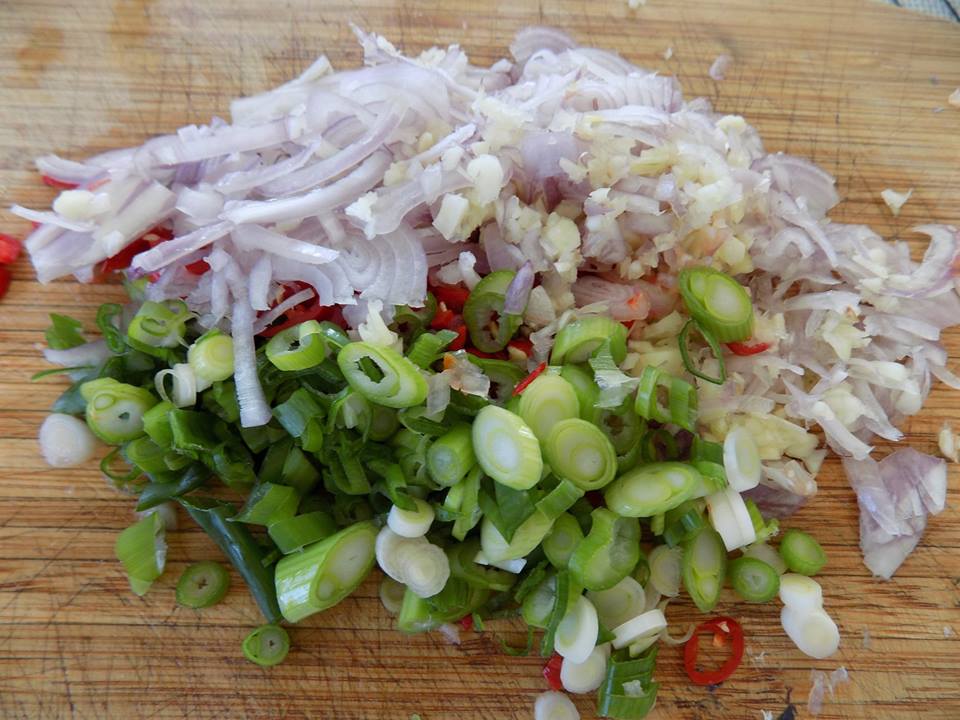 Ngon tuyệt cú mèo món sườn non kho đậm đà, người "tay mơ" cũng làm được - 1