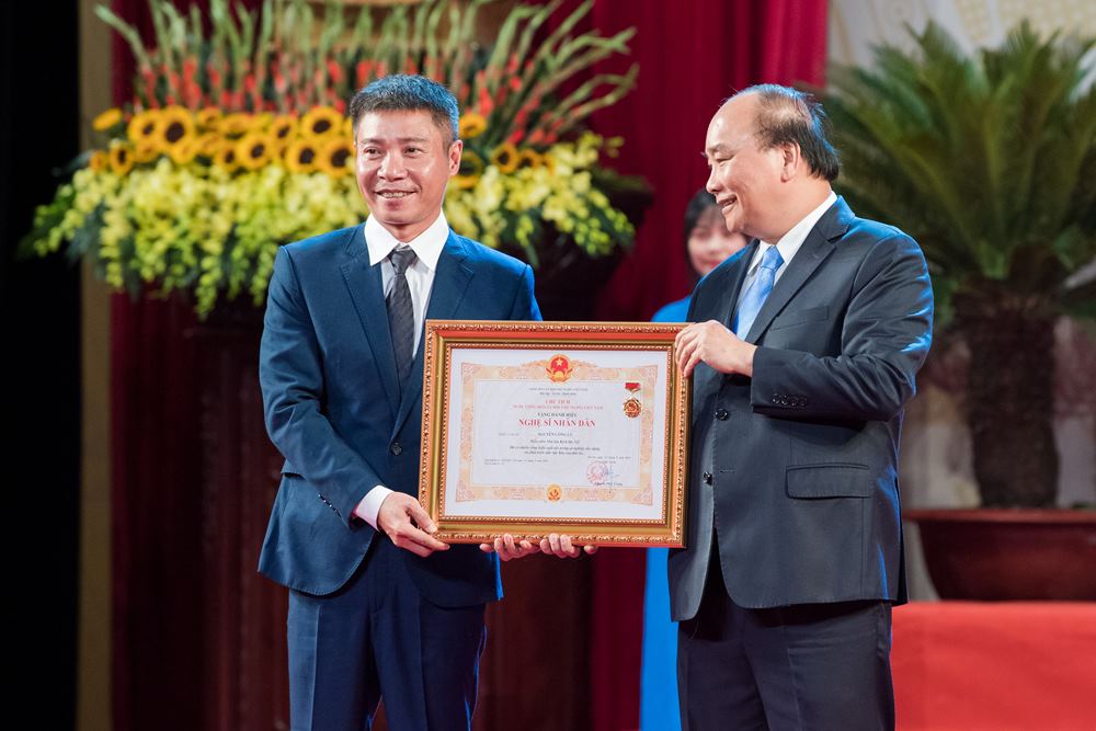 Phản ứng của MC Thảo Vân và bạn gái khi Công Lý được trao danh hiệu NSND - 1