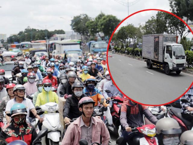 Kẹt xe khủng khiếp qua hiện trường TNGT chết người ở Sài Gòn