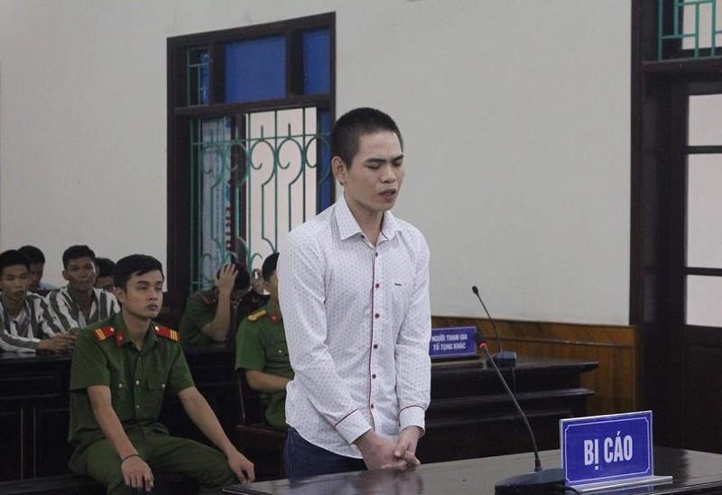Lén uống rượu trong trại giam rồi đâm chết bạn tù - 1