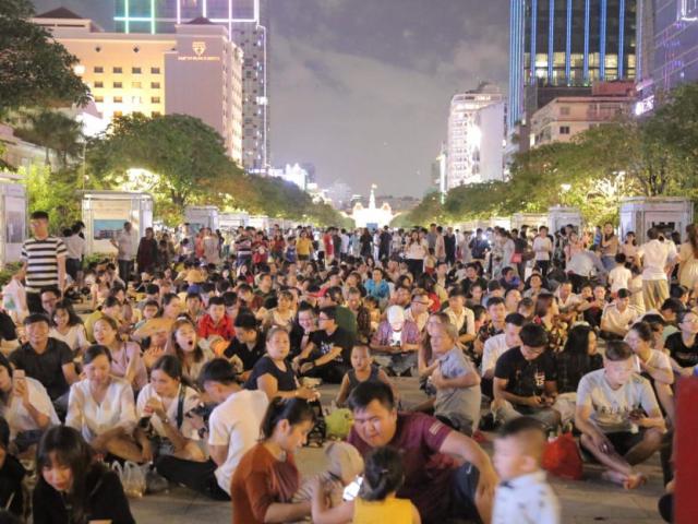 Biển người đổ về trung tâm Sài Gòn chờ xem pháo hoa nghệ thuật mừng Tết độc lập