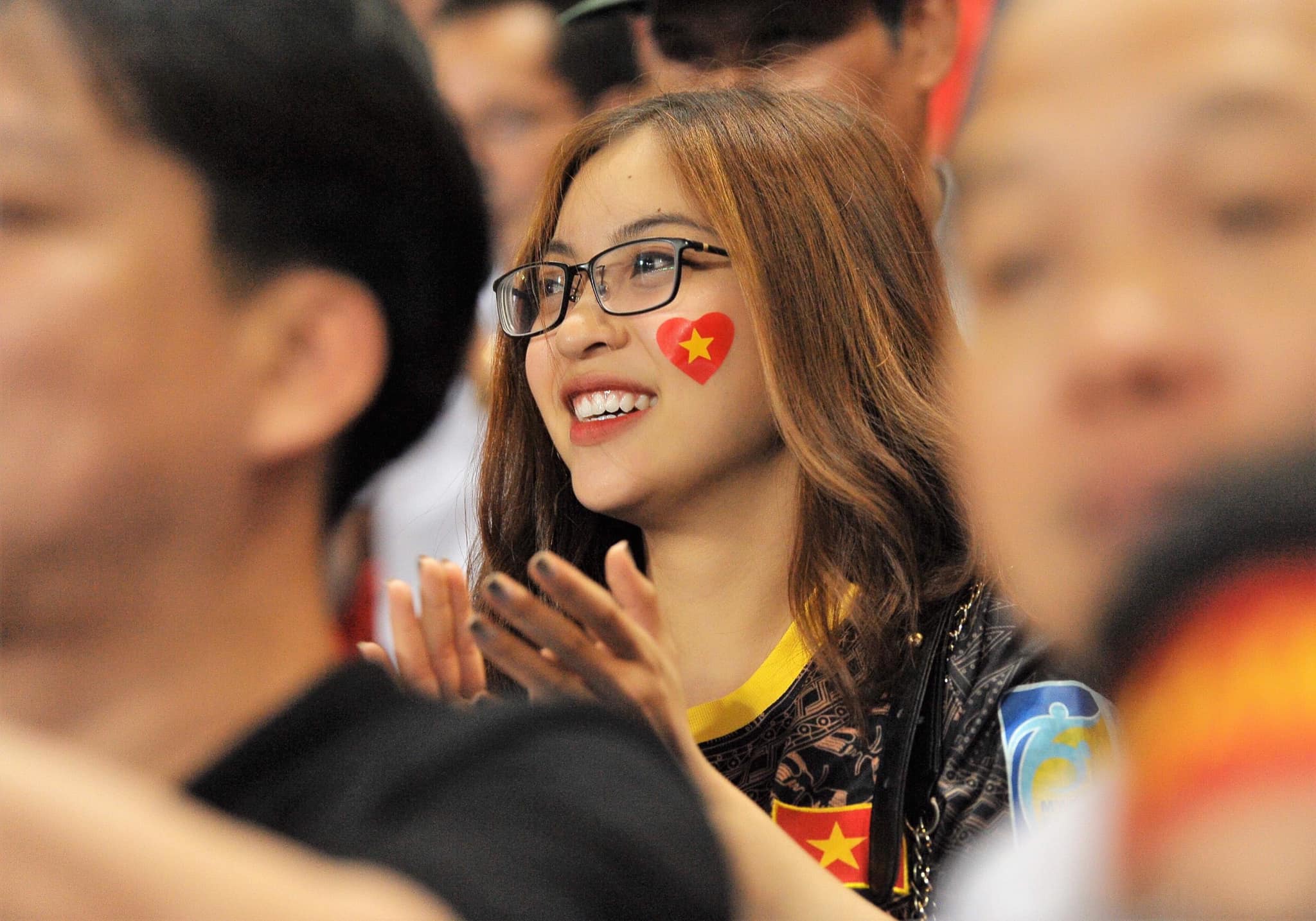 Nhật Lê đăng ảnh cổ vũ tuyển Việt Nam, fan lập tức khẳng định đã chia tay Quang Hải - Ngôi sao