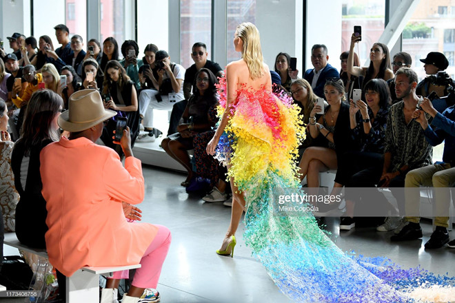 Siêu mẫu nội y Elsa Hosk làm vedette show Công Trí tại New York Fashion Week - 1
