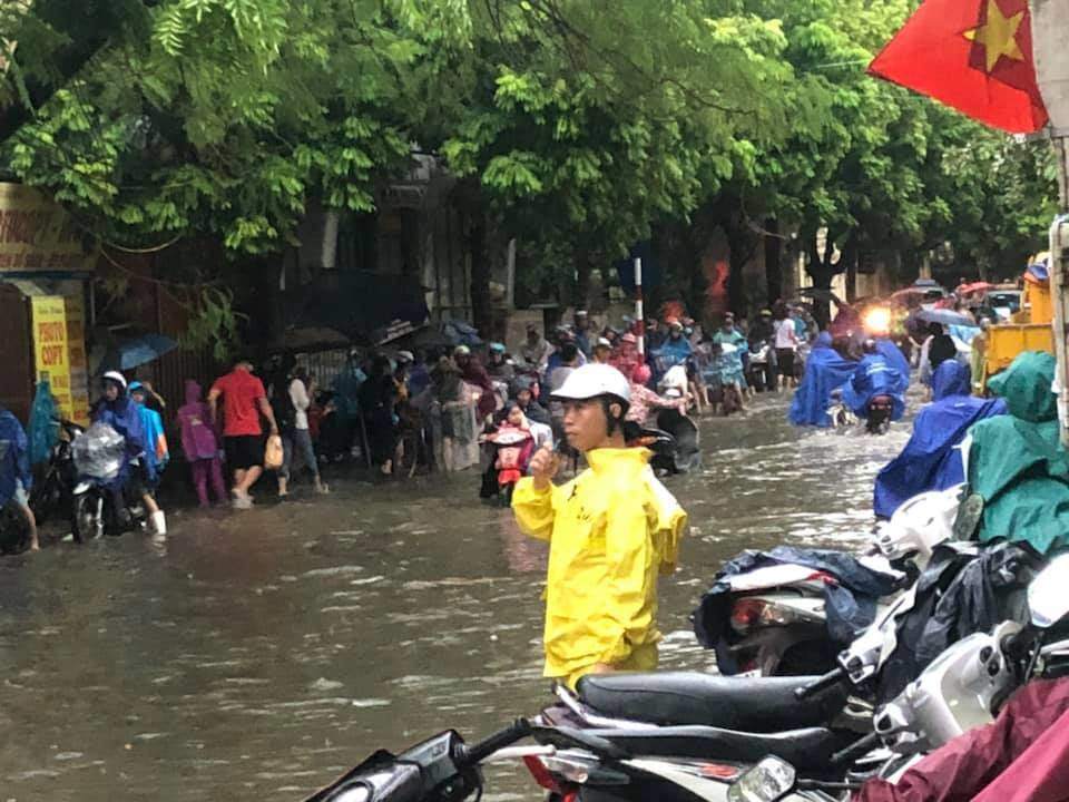 Đường phố Hà Nội tứ bề ùn tắc, ngập sâu sau cơn mưa lớn - 1