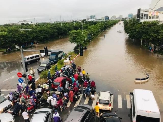 Đường phố Hà Nội tứ bề ùn tắc, ngập sâu sau cơn mưa lớn