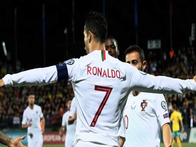 Ronaldo lập poker cho Bồ Đào Nha: CR7 vĩ đại nhất châu Âu, Messi "hít khói"