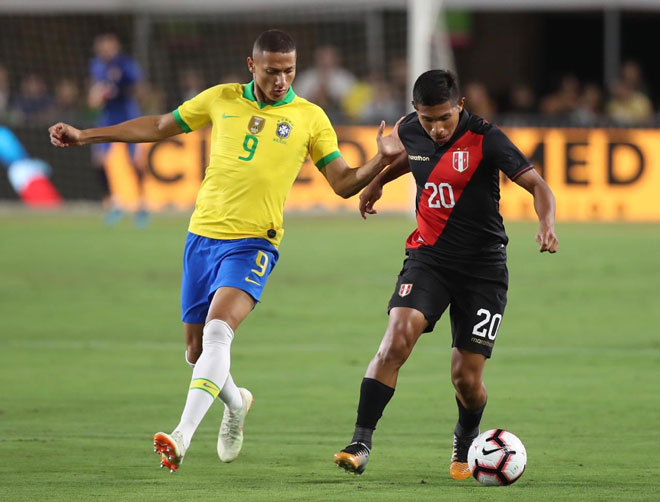 Video highlight trận Brazil - Peru: Coutinho - Firmino nỗ lực, cơ hội liên hồi - 1