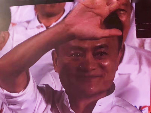 Tỷ phú Jack Ma hóa sao nhạc rock, khóc chia tay đế chế Alibaba - 1