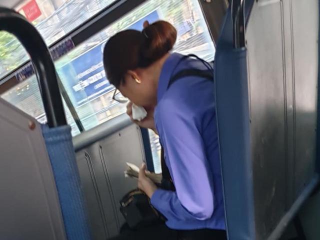 Thanh niên “quên mua vé”, nữ tiếp viên xe buýt bật khóc vì bị tạm đình chỉ công việc
