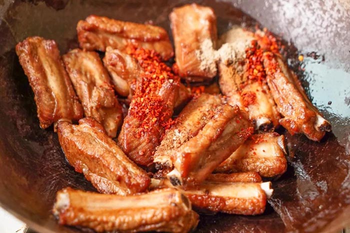 Cơm tối làm sườn chiên sốt tỏi sẽ gây "nghiện" cho cả nhà - 8
