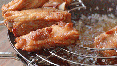 Cơm tối làm sườn chiên sốt tỏi sẽ gây "nghiện" cho cả nhà - 3