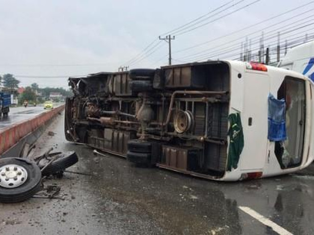 Kinh hoàng cảnh tượng xe khách văng bánh, lật nhào, 26 hành khách kêu cứu