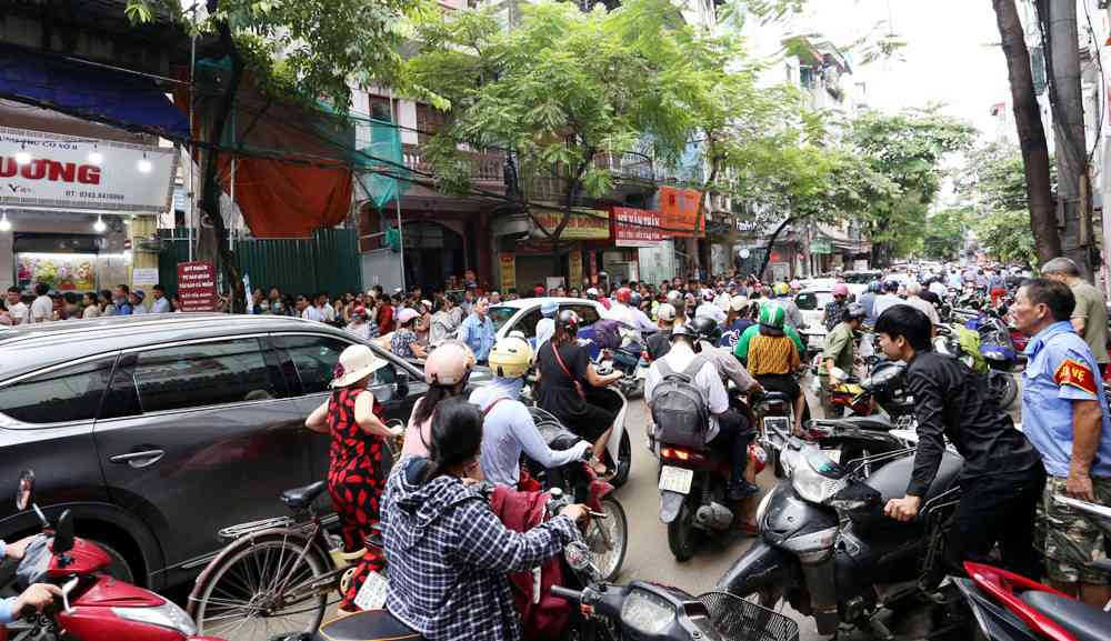 Hà Nội: Chen nhau xếp hàng mua bánh Trung thu khiến phố Thụy Khuê ùn tắc nghiêm trọng
