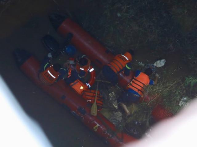 Tìm thấy thi thể nạn nhân bị xe container đâm văng từ cầu Thanh Trì xuống sông Hồng