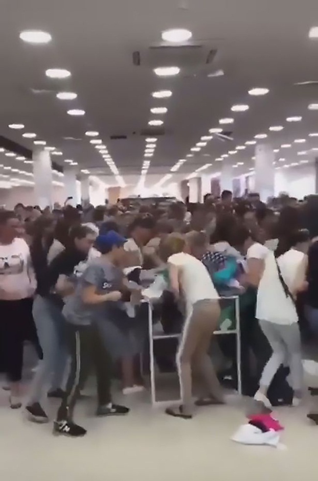Video: Cửa hàng giảm giá rẻ như cho, khách tràn vào giành nhau hỗn loạn