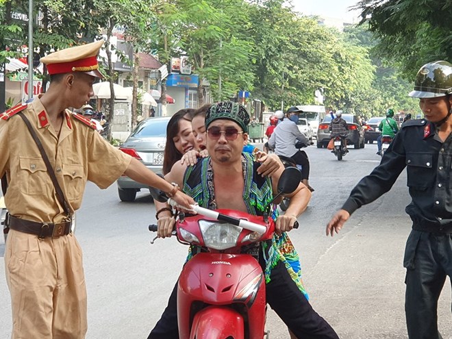 &#39;Thư ký nóng bỏng lừa tiền Quang Tèo&#39; bị cảnh sát giao thông tuýt còi: Sự thật bất ngờ