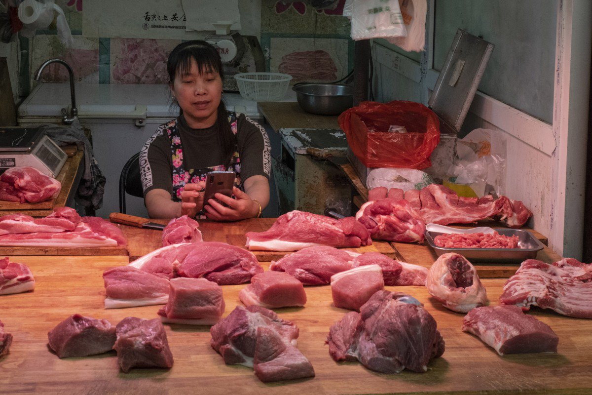 Giá thịt lợn đua nhau tăng vọt, Trung Quốc "ngồi trên đống lửa"