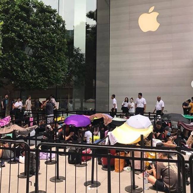 Hàng trăm "tín đồ" iPhone người Việt xếp hàng dài tại Singapore chờ iPhone 11 mở bán...