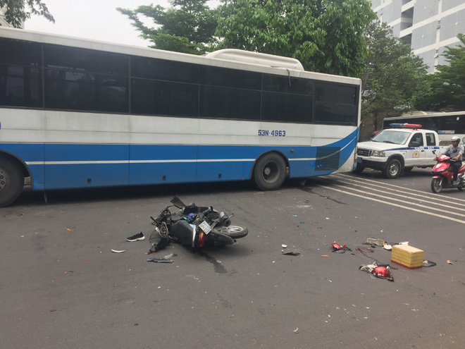 Sau tiếng truy hô “cướp, cướp”, cô gái đi xe máy lao thẳng vào xe buýt ở Sài Gòn - 1
