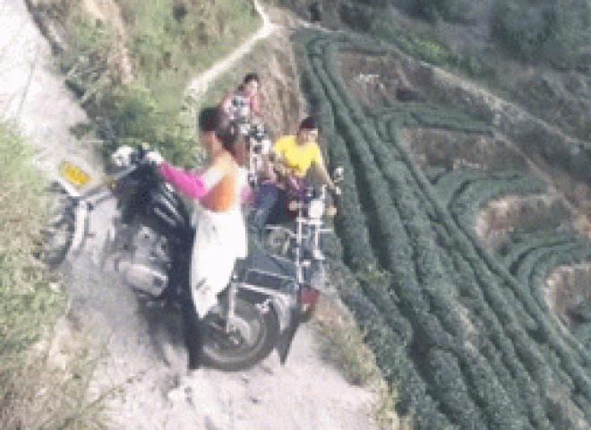 Bán xăng cho phụ nữ lái môtô là tội ác ư, chưa chắc đâu! - 1