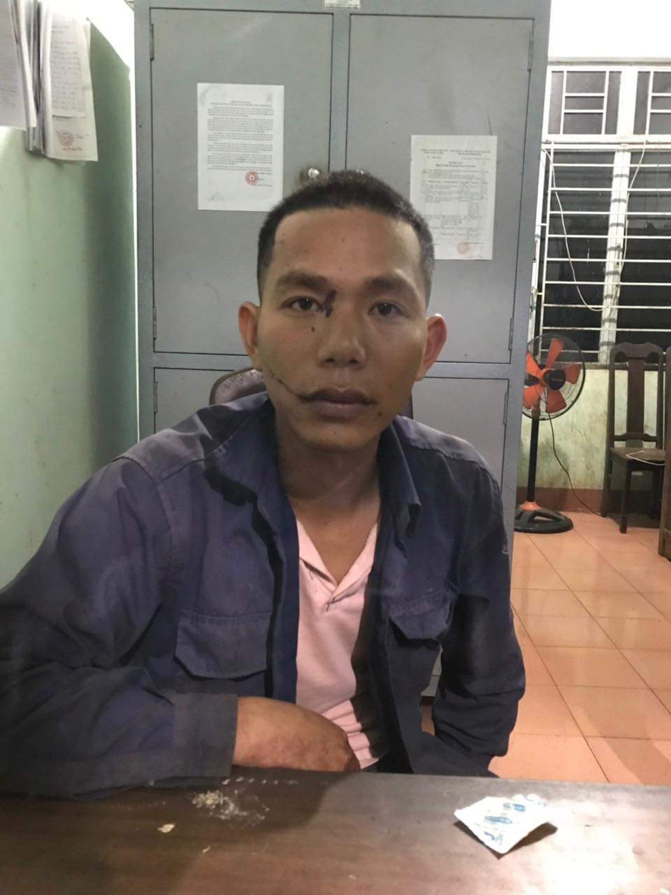 "Điếng người" chứng kiến vợ ôm ấp hàng xóm, chồng phá cửa xông vào và cái kết - 2