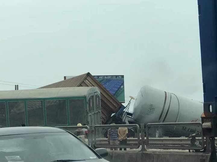 Tàu hỏa tông nát xe tải, một toa bung khỏi tàu văng trúng vào người đi đường - 3