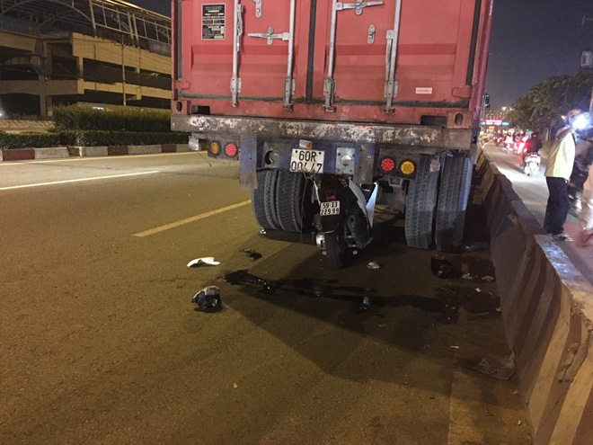 Sốc với hiện trường TNGT xe máy chui vào gầm xe container, thanh niên tử vong - 1
